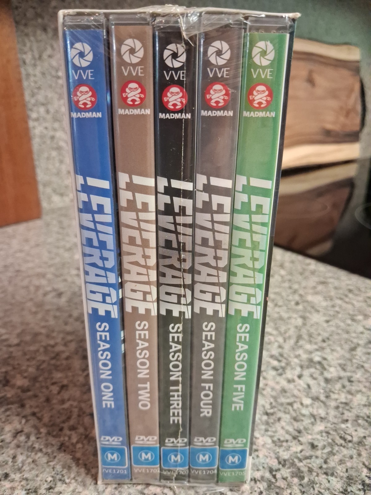 LEVERAGE The Complete Series 20 DVD Set BRAND NEW (USA Compatible)