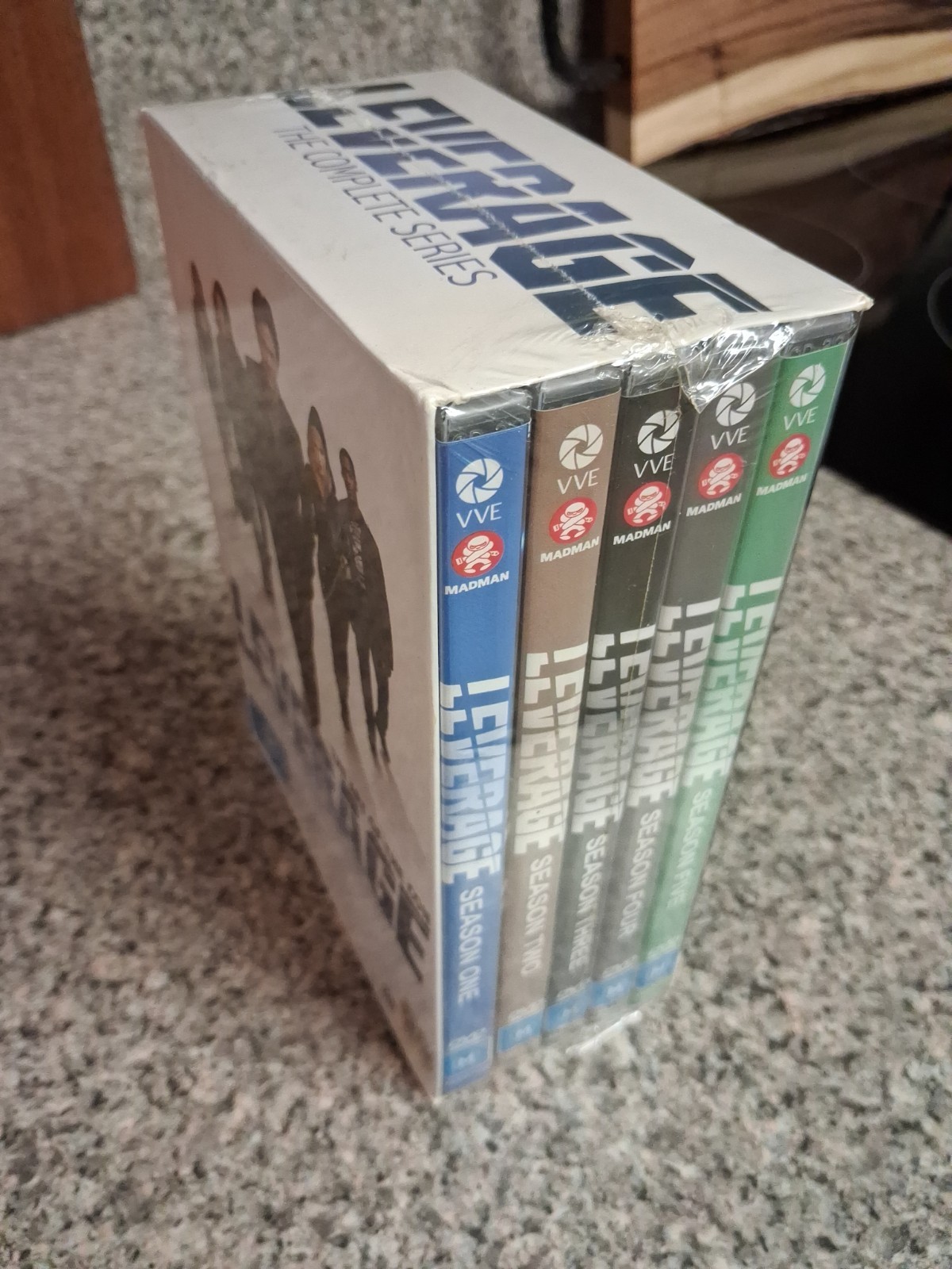 LEVERAGE The Complete Series 20 DVD Set BRAND NEW (USA Compatible)